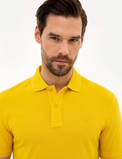 تی شرت مردانه آستین کوتاه یقه پولو مدل جذب زعفرانی پیرکاردین