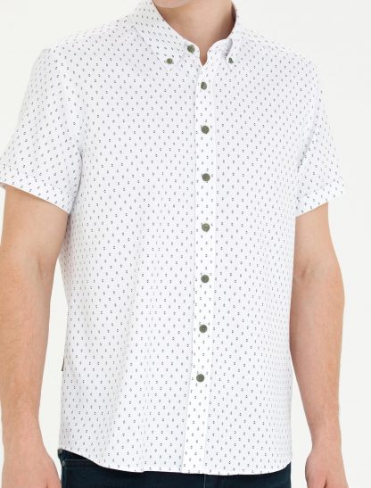 پیراهن آستین کوتاه مردانه یقه دکمه دار طرحدار اندامی خاکی پیرکاردین