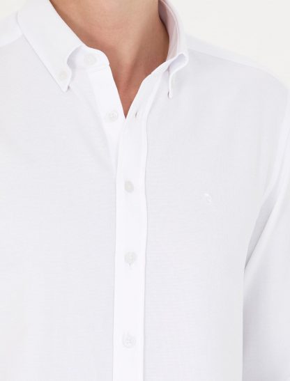 پیراهن آستین بلند مردانه یقه کلاسیک طرح ساده جذب سفید پیرکاردین