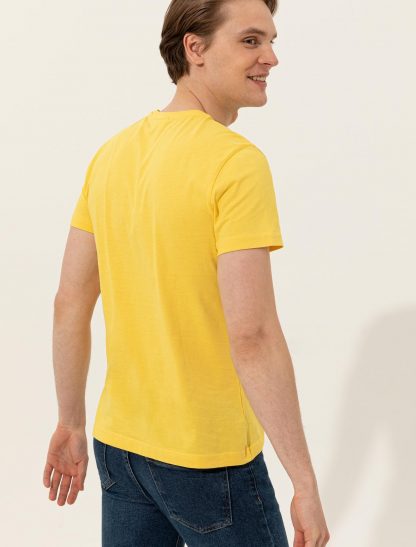 تی شرت مردانه آستین کوتاه یقه گرد طرحدار اندامی زرد روشن یو اس پولو