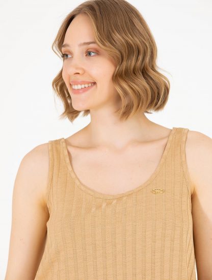 تی شرت زنانه بدون آستین یقه باز ساده A-Form شتری یو اس پولو