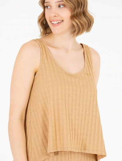 تی شرت زنانه بدون آستین یقه باز ساده A-Form شتری یو اس پولو