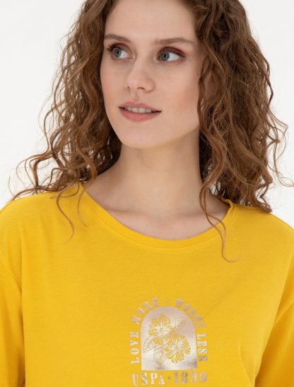 تی شرت زنانه یقه گرد راحت زعفرانی یو اس پولو