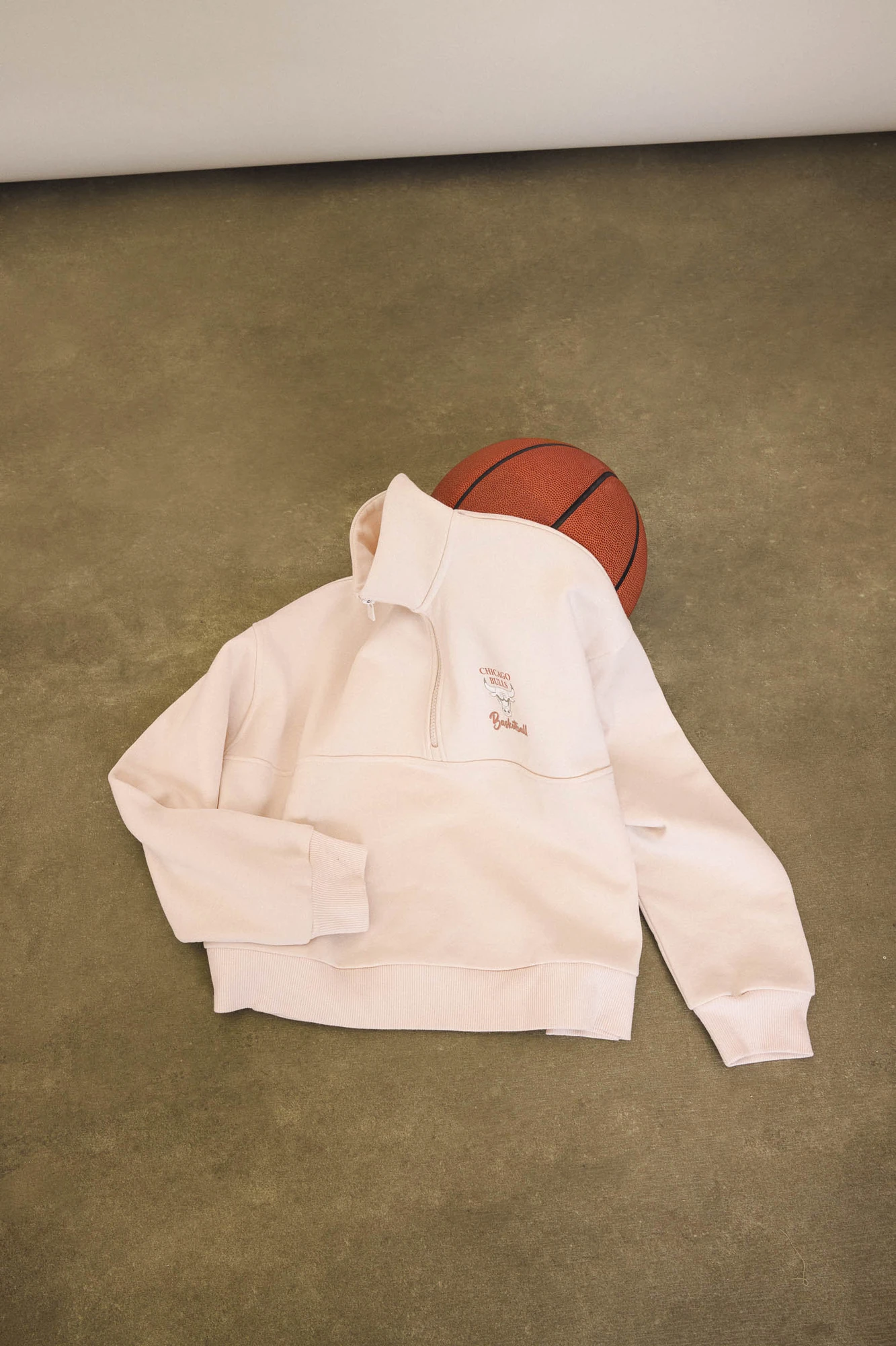 سویشرت نیم زیپ زنانه دفکتو رنگ بژ طرح Chicago Bulls تصویر ۱۰