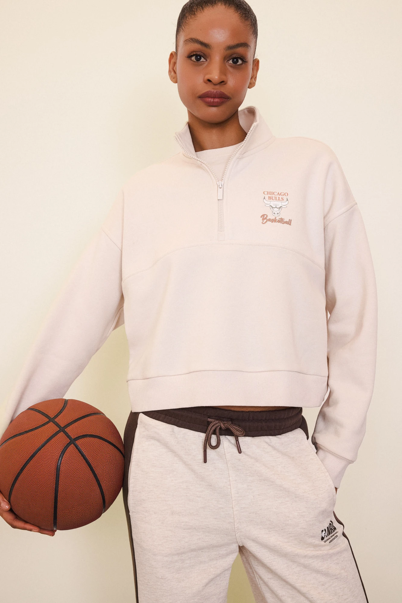 سویشرت نیم زیپ زنانه دفکتو رنگ بژ طرح Chicago Bulls تصویر ۱