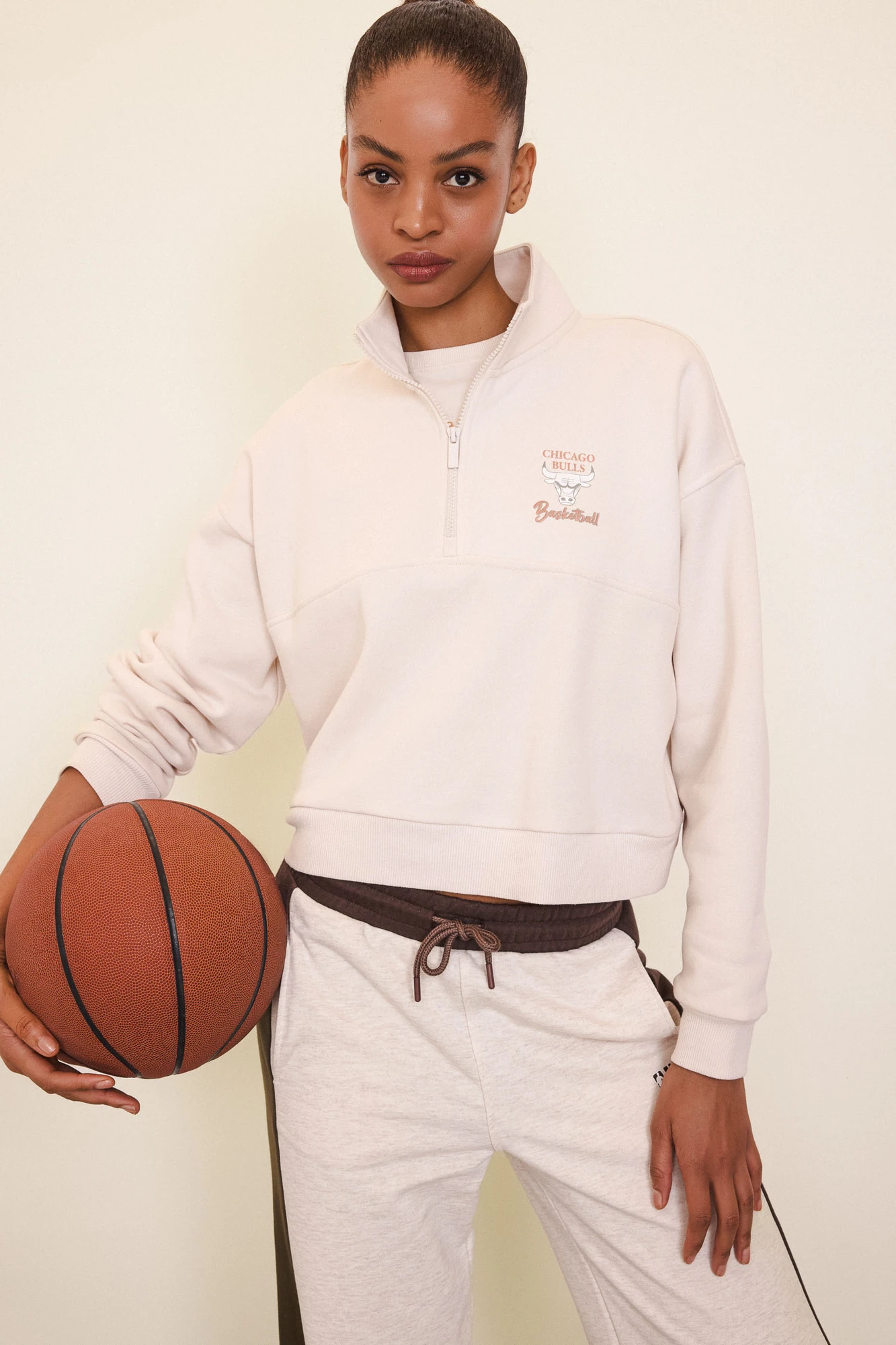 سویشرت نیم زیپ زنانه دفکتو رنگ بژ طرح Chicago Bulls تصویر ۳