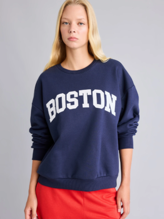 سویشرت زنانه دفکتو اورسایز نخی سرمهای با چاپ BOSTON تصویر ۱