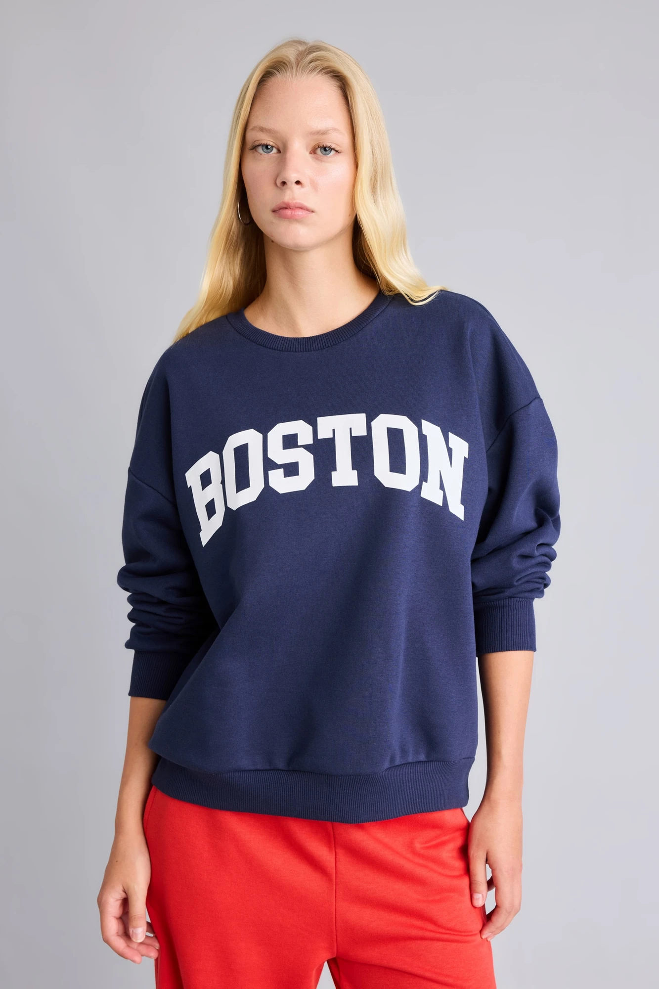 سویشرت زنانه دفکتو اورسایز نخی سرمهای با چاپ BOSTON تصویر ۱