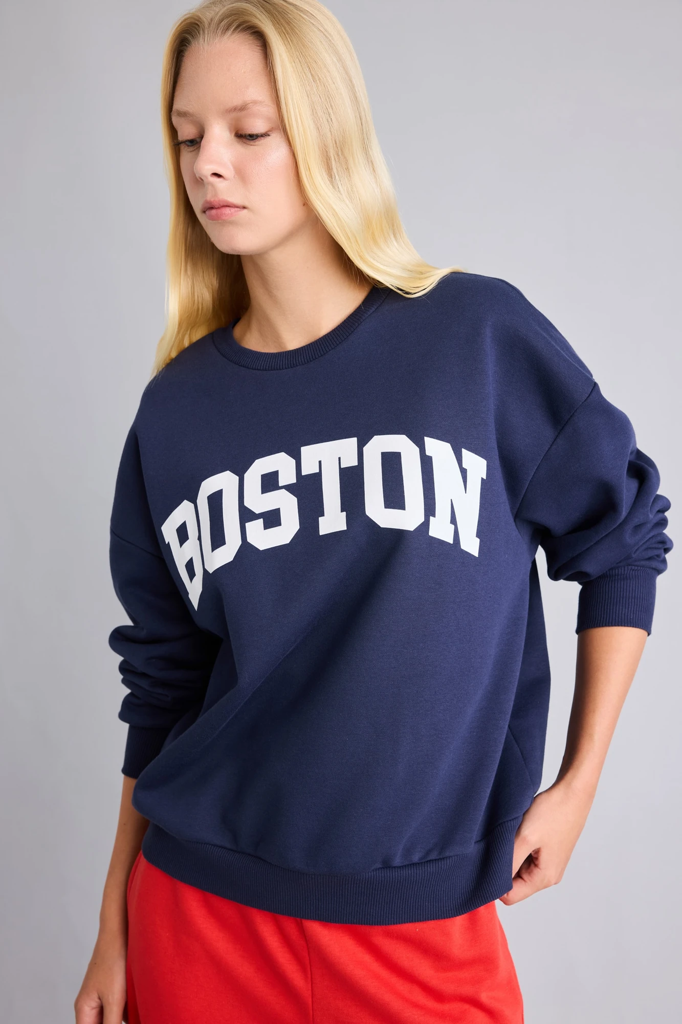 سویشرت زنانه دفکتو اورسایز نخی سرمهای با چاپ BOSTON تصویر ۳