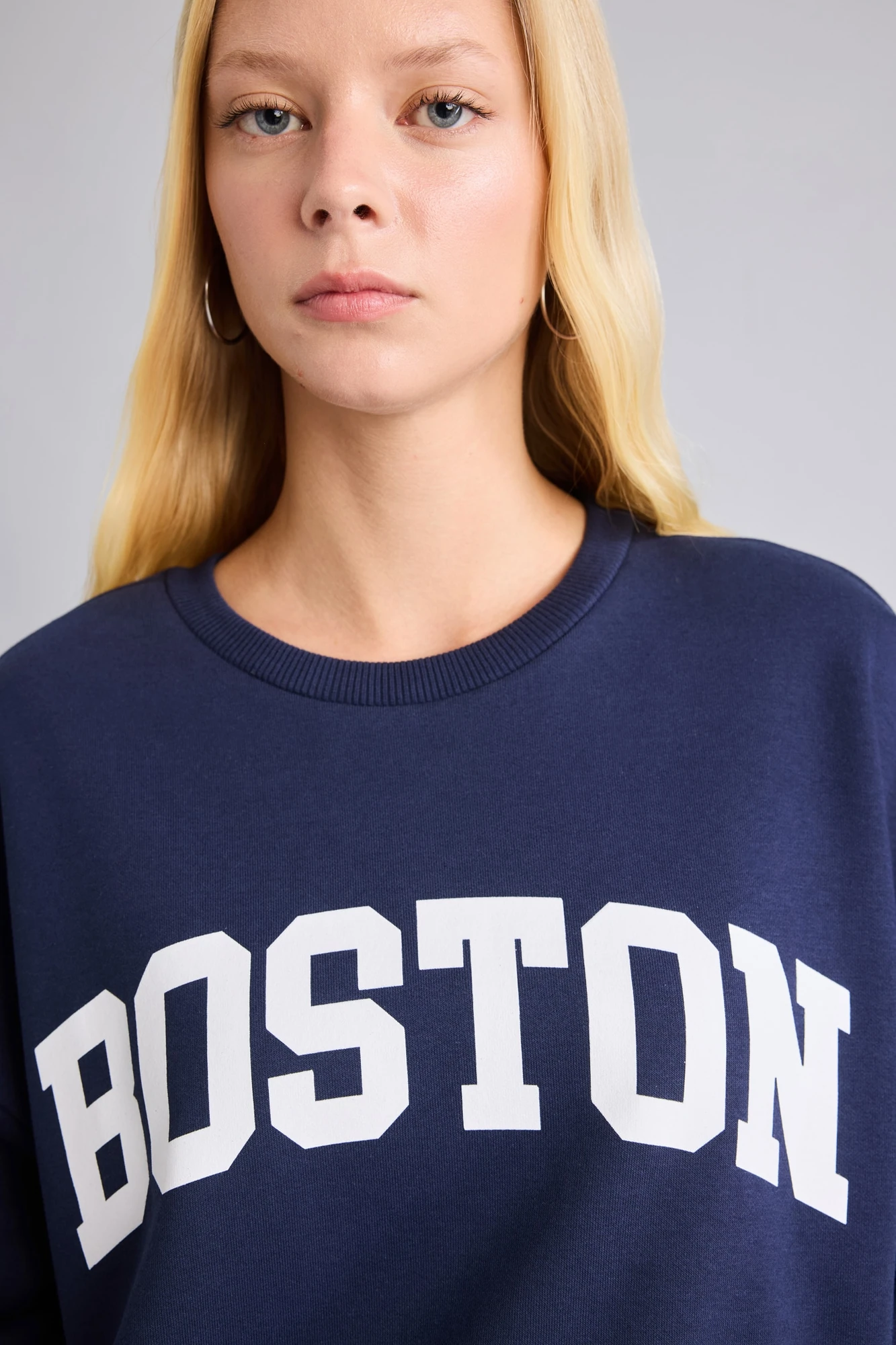 سویشرت زنانه دفکتو اورسایز نخی سرمهای با چاپ BOSTON تصویر ۴