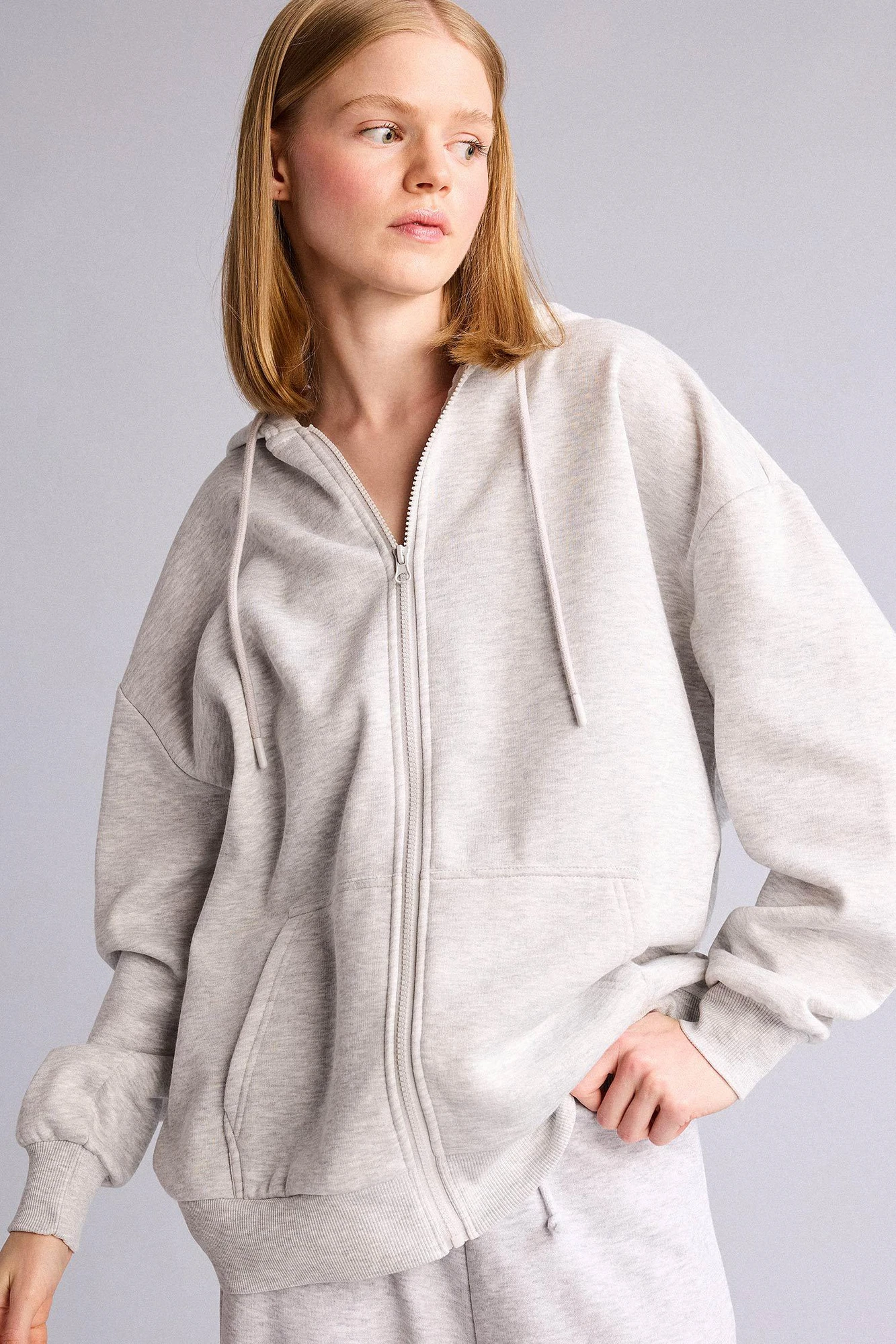 هودی زیپ دار زنانه دفکتو رنگ طوسی روشن اورسایز کلاهدار تصویر ۳